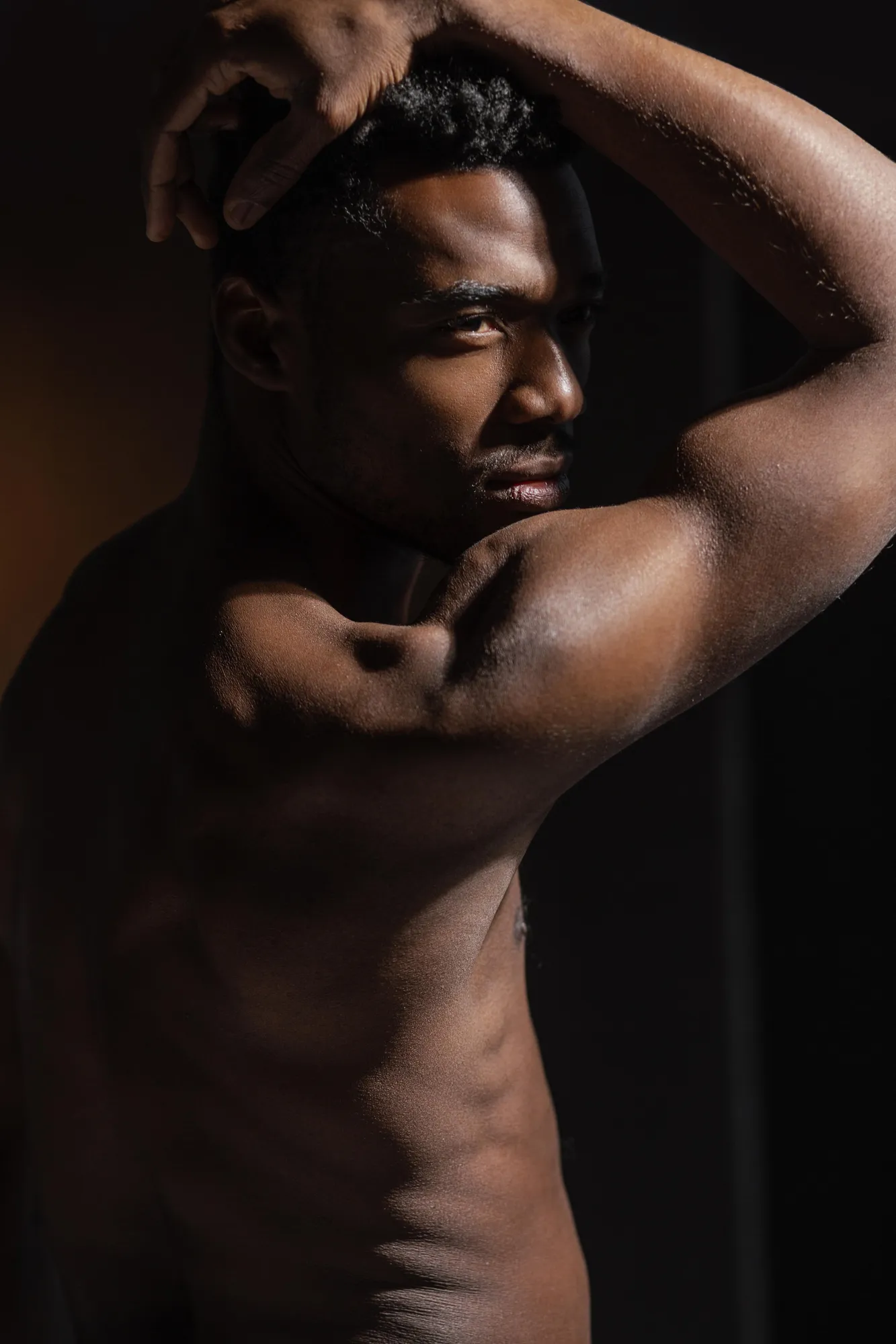 Gros plan sur un mannequin torse nu posant