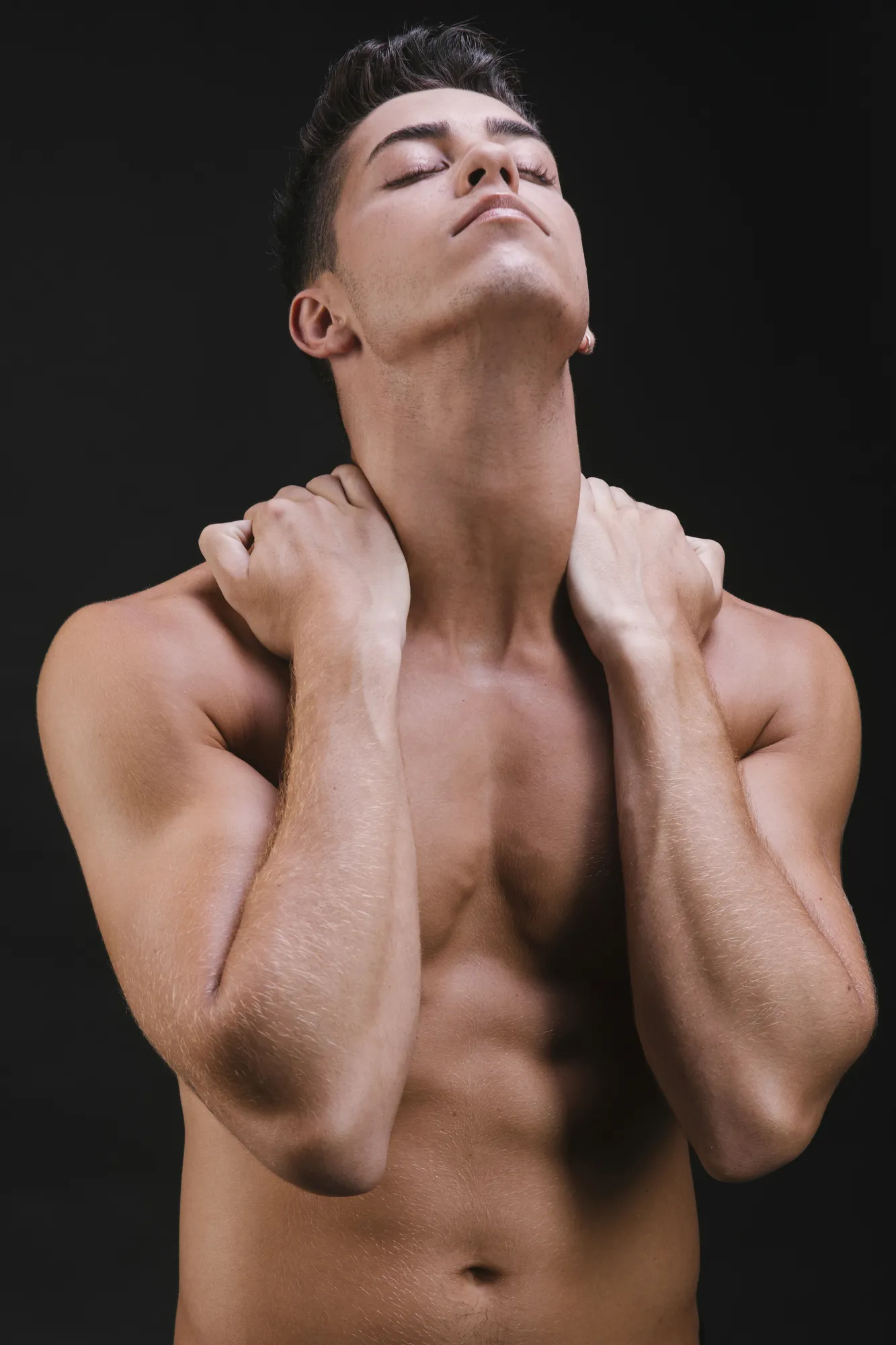 Homme musclé étirant son cou